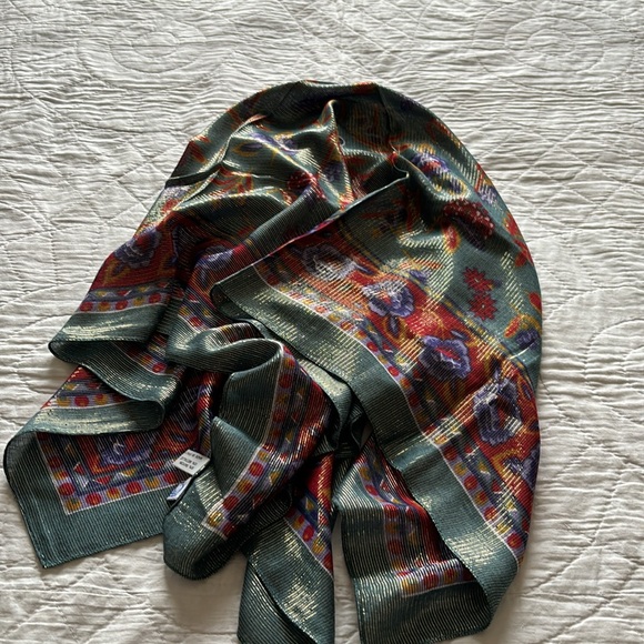 CWT Shimmering Scarf - Picture 7 of 9